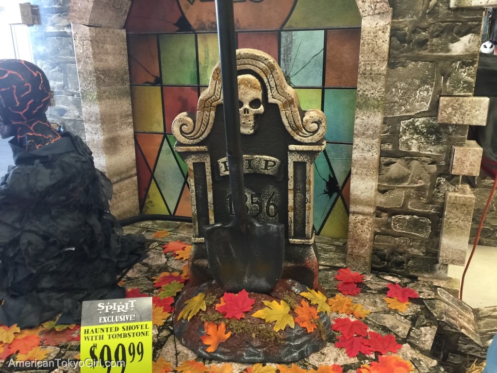 ハロウィングッズ-シャベルでお墓を掘り起こそうとしている飾り付け