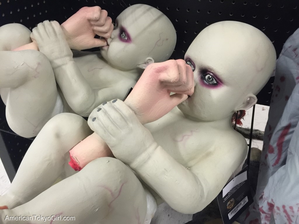 ハロウィングッズ-ちぎれた人の指をしゃぶるゾンビベイビー