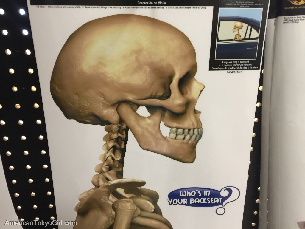 ハロウィングッズ-後部座席に座るしゃれこうべ