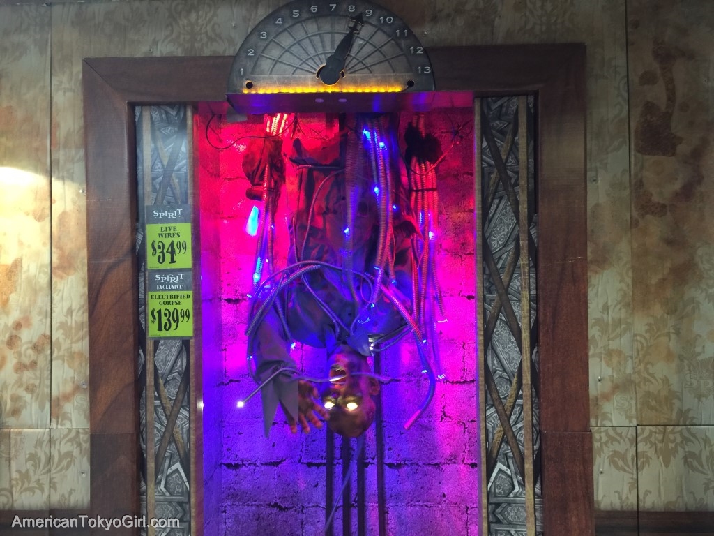 ハロウィングッズ-エレベーターで電気ショックにあう男