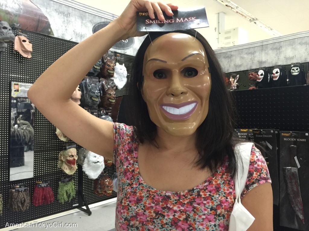 ハロウィングッズ-パージのお面を被った女