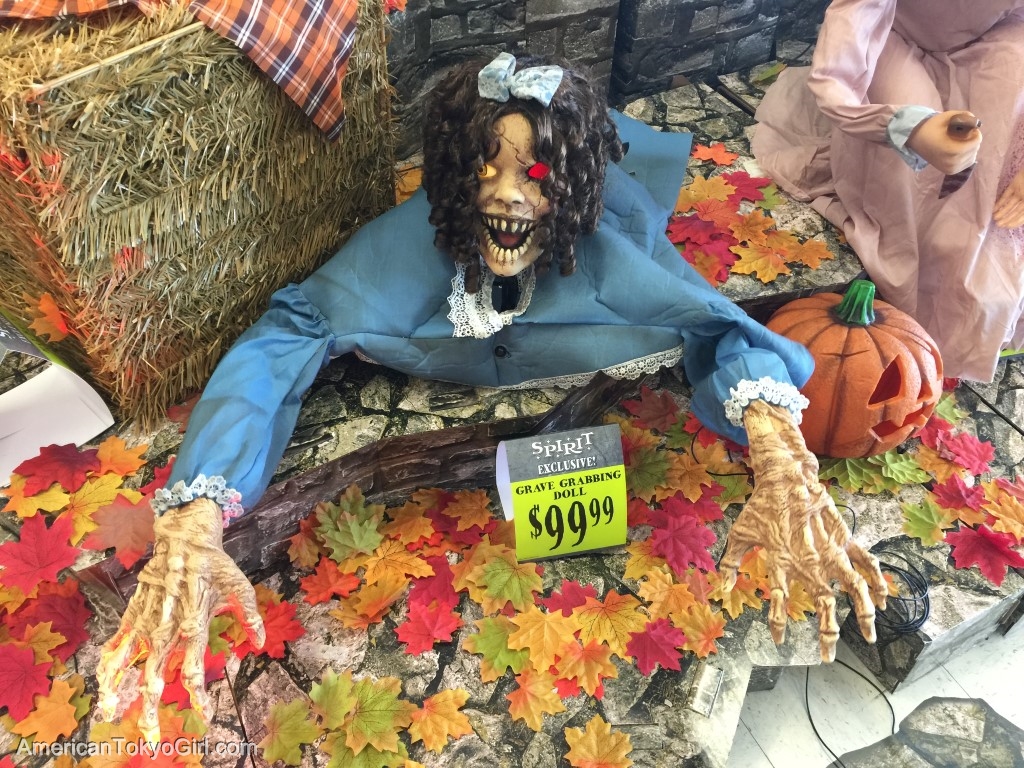 ハロウィングッズ-床を這いつくばるゾンビ少女