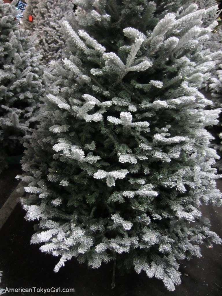 アメリカでクリスマスツリー-生木-作りもの