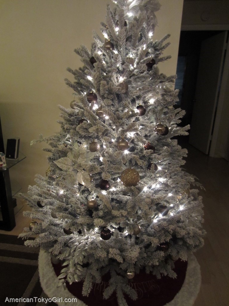 アメリカでクリスマスツリー-生木-作りもの