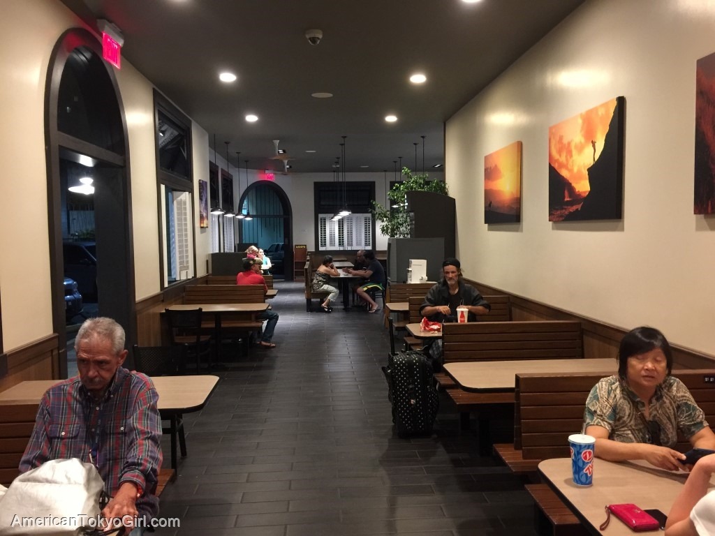 ハワイでブルーノマーズに愛される名物グルメ-ジッピーズ座席