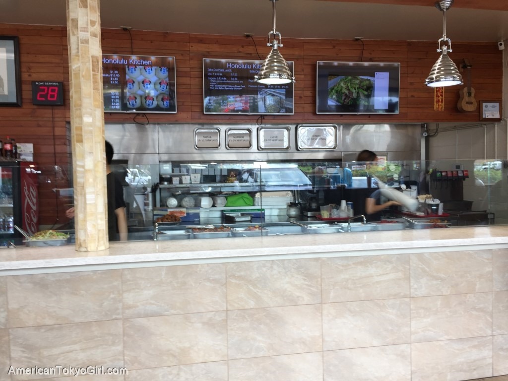 ハワイで人気の食べ物を揚げるビックリ店-ホノルルキッチン-カウンター